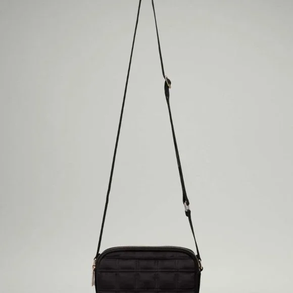 (2367/68) LULULEMON Crossbody Camera Bag 2L *Quilted Velour Blk/Gld - Picture 4 of 4